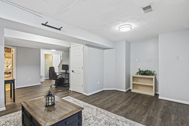 Building Photo - Bright & Spacious 3-Bedroom, 2 Full & 2 Half Bath in New Market
