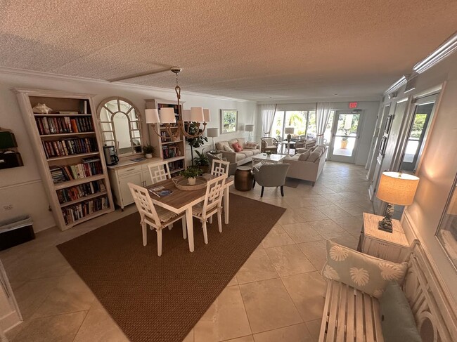 Building Photo - 512 W Venice Ave