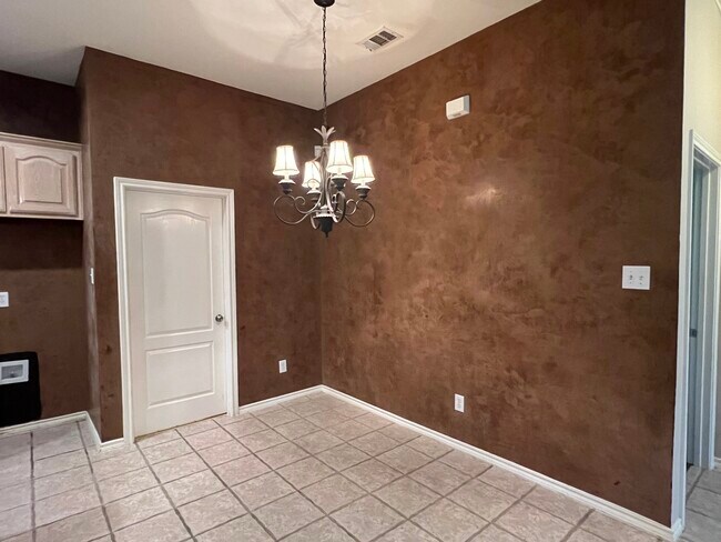 Building Photo - 1400 Lyra Ln