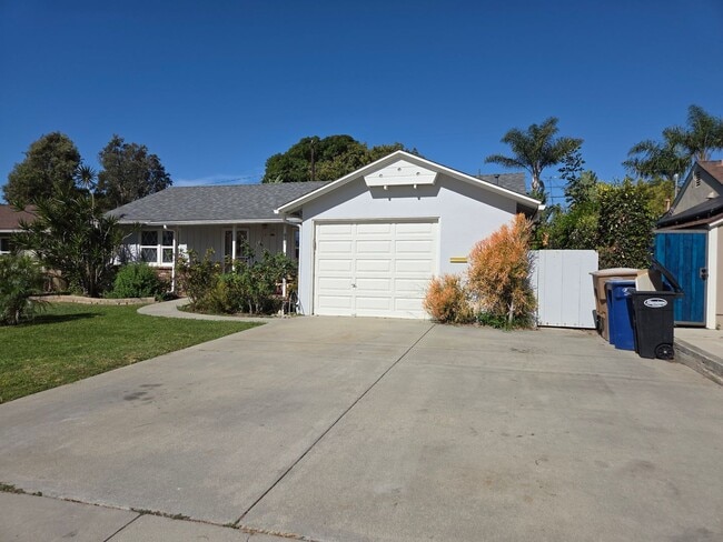 Building Photo - Mid-town Ventura 3 Bedroom 2 bath single level home