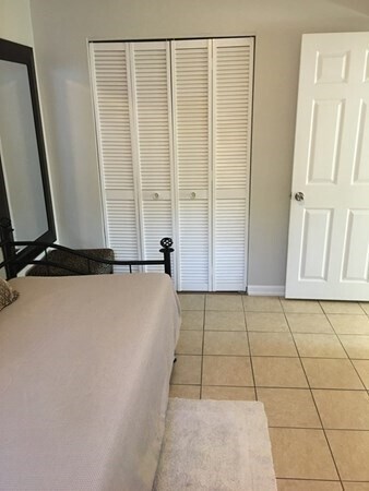 bedroom 2 with day bed - 6 Colonial Village Dr