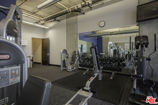 Building Photo - 1100 S Hope St