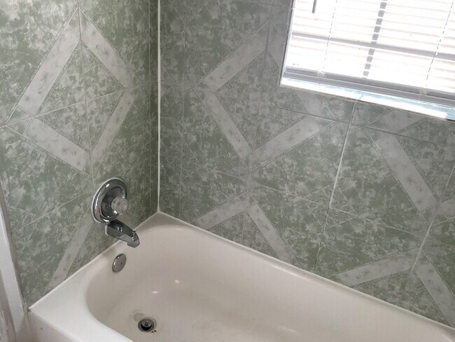 Building Photo - 1 Bedroom plus a Den, Close to SAC and Ala...