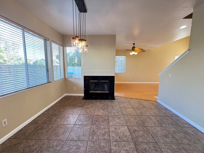 Building Photo - Immaculate 4Bd/2.5Ba Home with New Fridge, AC, Fenced Back Patio in Aliso Viejo!