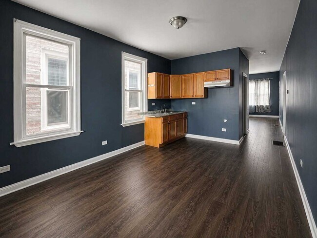 Building Photo - 2114 W 51st St