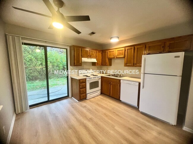Building Photo - Freshly Updated 2 Bedroom Apartment