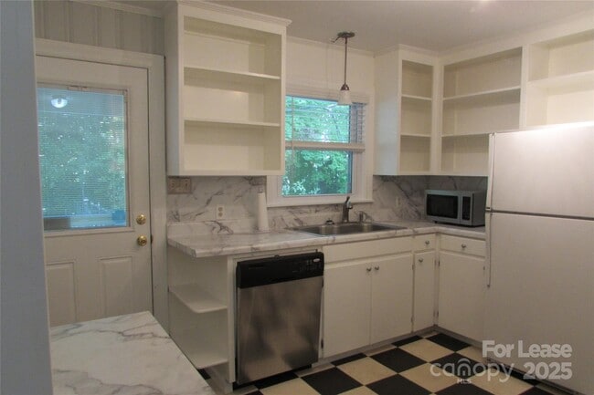 Building Photo - 501 Dunham Rd