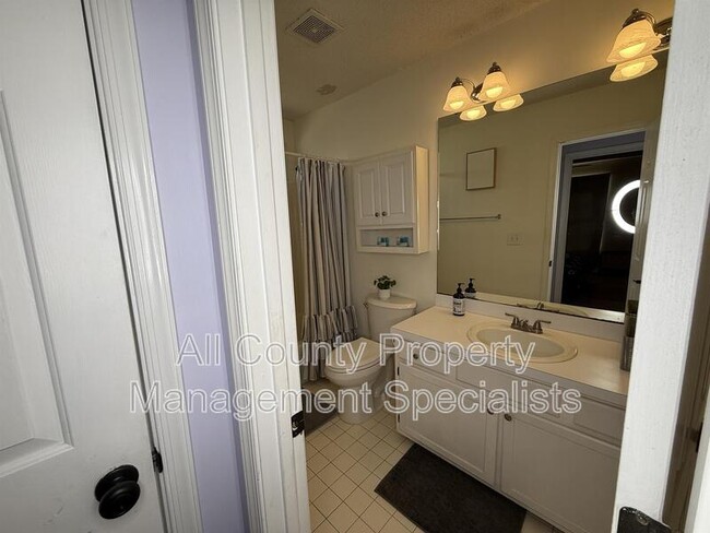 Building Photo - 20 Lindsay St