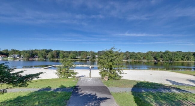 Building Photo - 2135 Rosemont Dr