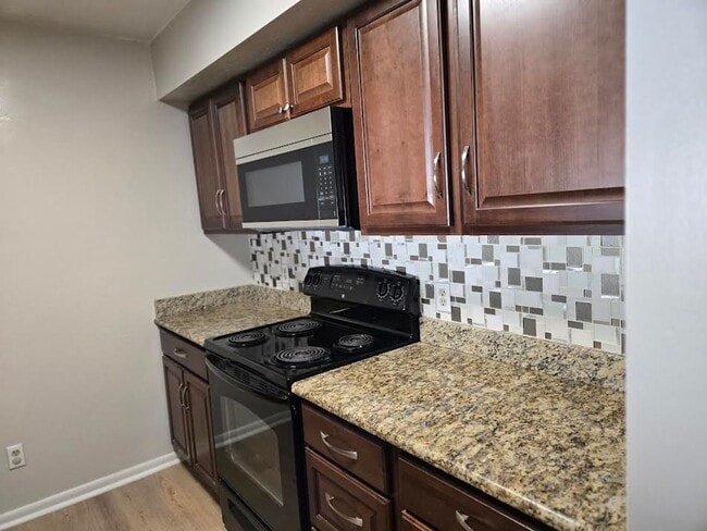 Building Photo - Wonderful 3 bedroom 1.5 bath Townhome in W...