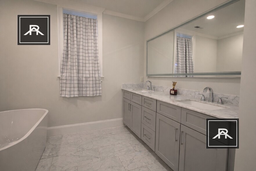 Building Photo - 128 Longwood Ave