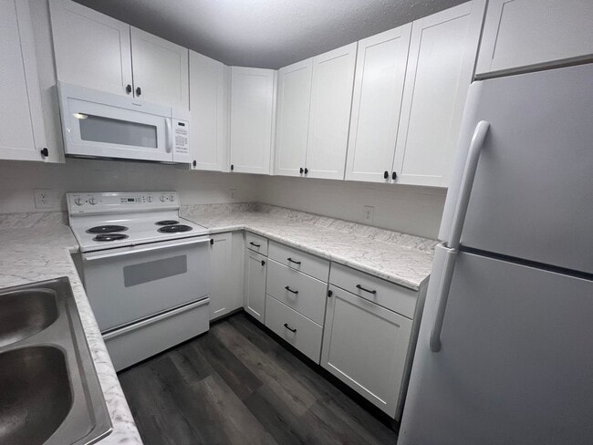 Building Photo - Freshly Renovated & Ideally Located -- You...