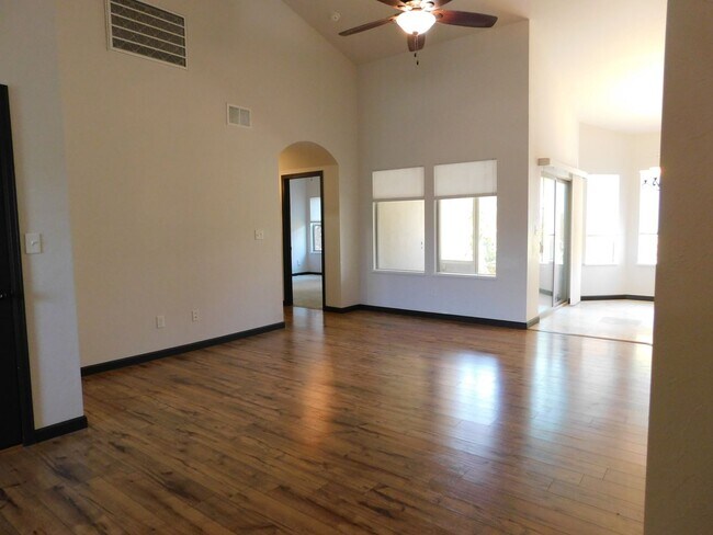 Building Photo - Beautiful Home in Clifton