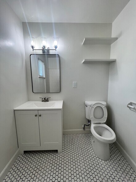 Batrhroom - 2516 Drake St