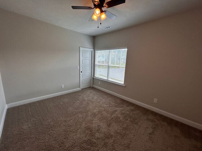Building Photo - 204 Pebble Ln