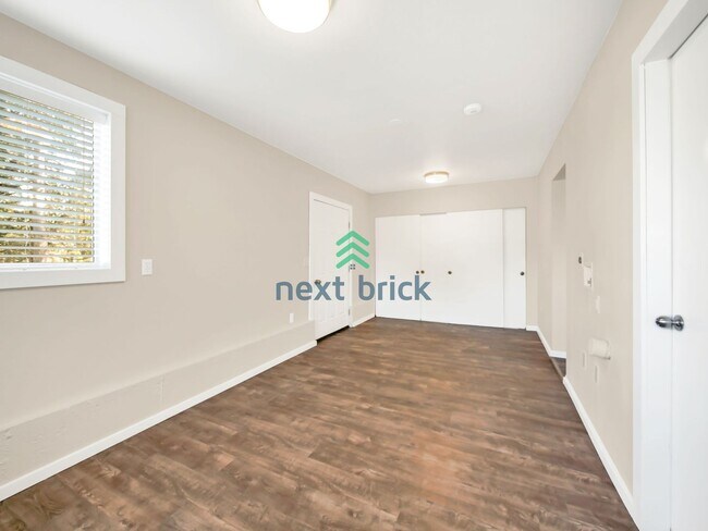 Building Photo - 5 Bed and 3 Bath Single-family Home Availa...