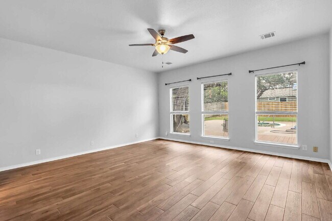 Building Photo - "Spacious 6-Bedroom Haven with 4 Full Baths and Hot Tub!"