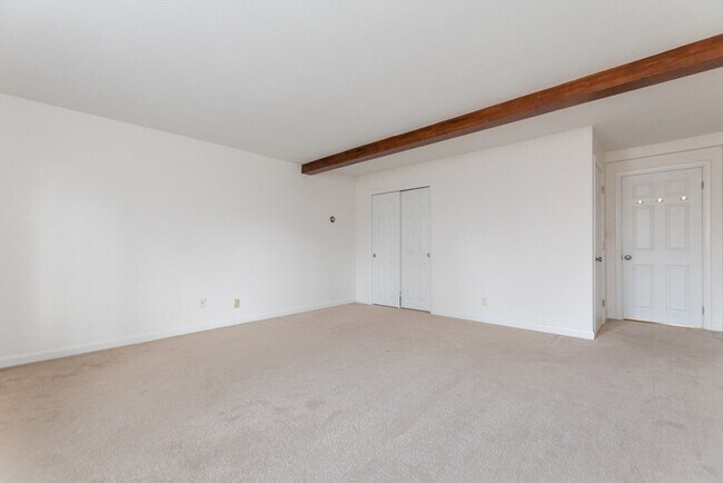 Building Photo - 8 Longwood Dr