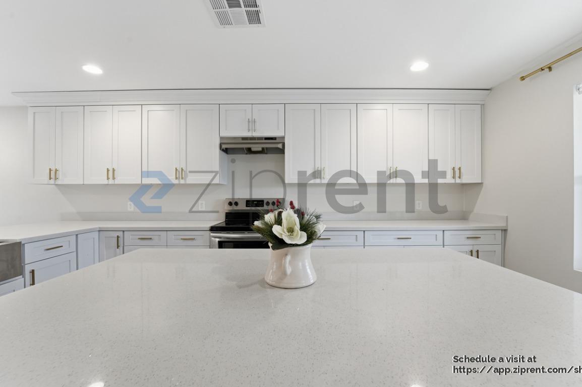 Building Photo - 1121 E Apache St