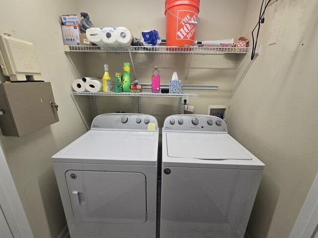 Building Photo - 490 S Barnett Shoals Rd