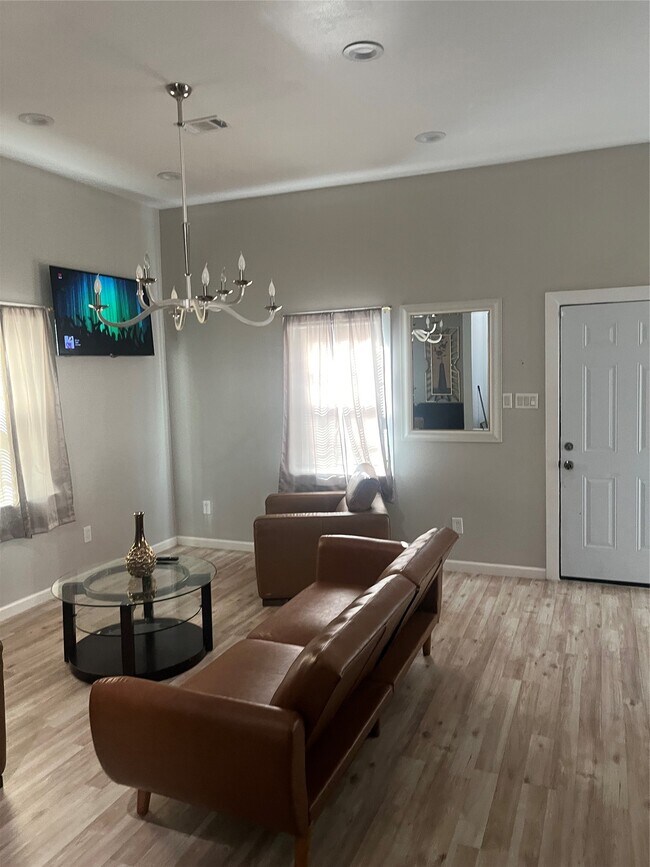 Building Photo - 3209 Ennis St