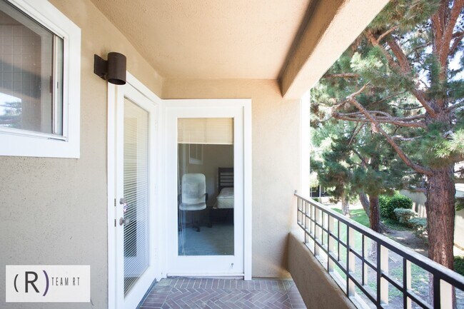 Building Photo - Fully Furnished 3be/3ba Home in Desirable ...