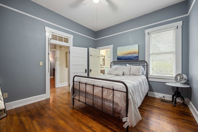 Building Photo - Charming Lakebottom Bungalow with Historic...