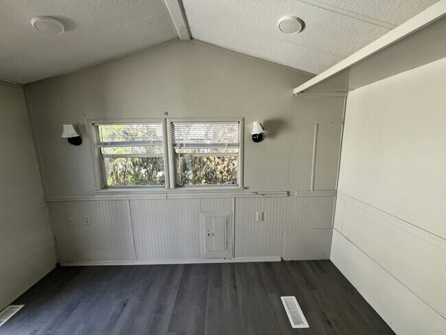 Building Photo - 1124 Chicago Bulls St