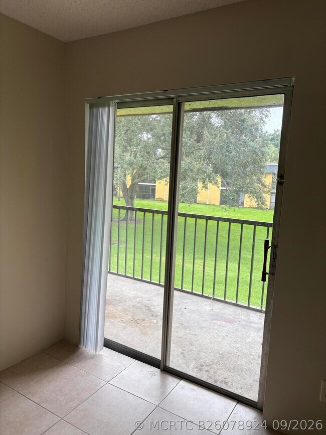 Building Photo - 318 Meadows Cir