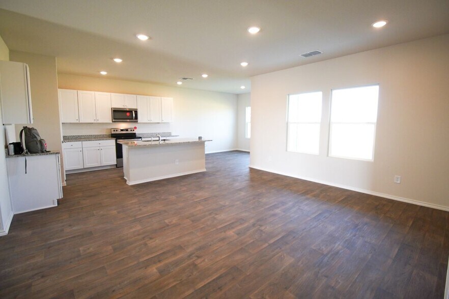 Building Photo - 472 Desert Willow