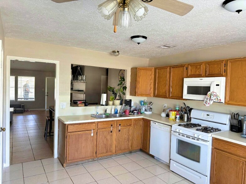 Building Photo - 11127 Fall Breeze Dr