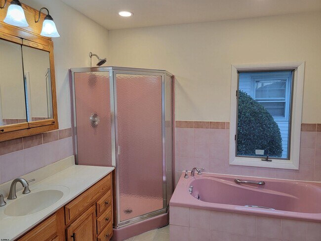 Building Photo - 1834 Beach Ave