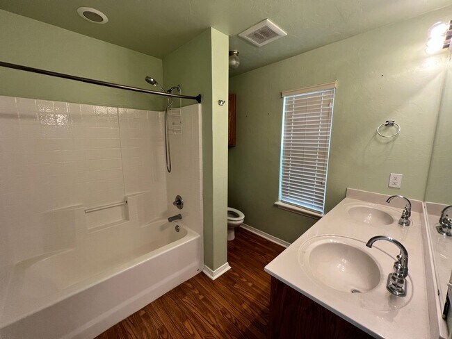 Building Photo - $500 OFF FIRST MONTHS RENT | Sweet Home in Hope Crossing!