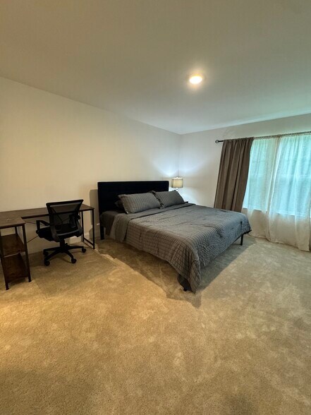 Building Photo - 327 Church St