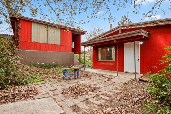 Primary Photo - 4+ bed 2 bath available center of campus v...