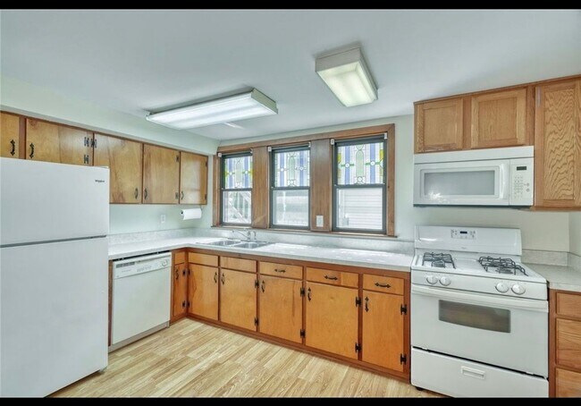Building Photo - 27 Martin St