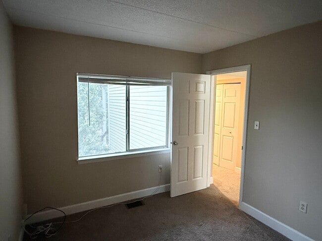 Building Photo - Spacious 3 Bedroom Condo- RENT TODAY & SAVE!