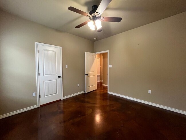 Building Photo - 3 Bedroom Single Family Home