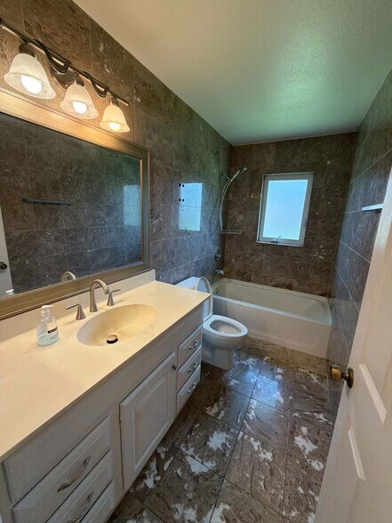 Building Photo - Inviting 3/2 Pool Home With Spacious Lanai and Modern Kitchen
