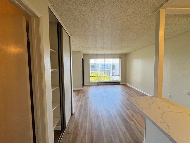 Building Photo - Studio Condo Available at Watergate Complex in Emeryville!