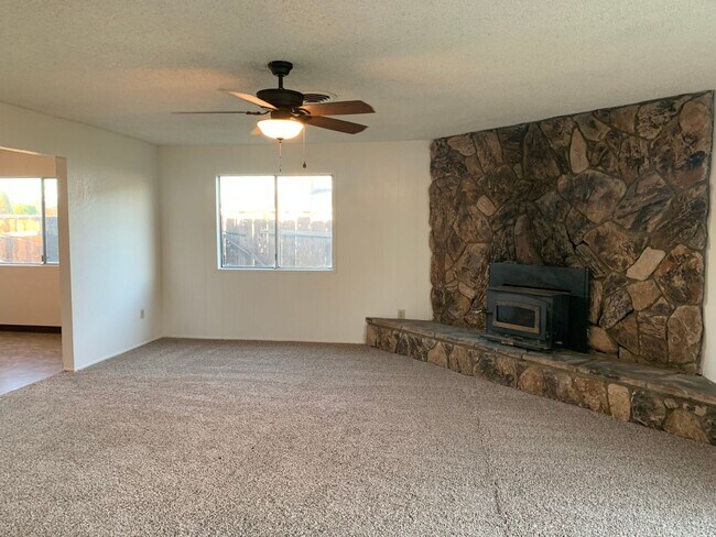 Building Photo - 4 bedroom home in convenient location on Alta Mesa Dr.