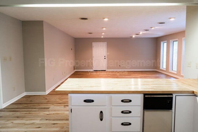 Building Photo - 1816 Lively Rd