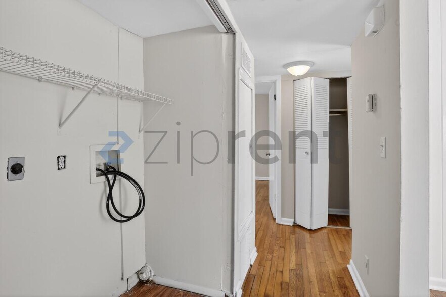 Building Photo - Unit B