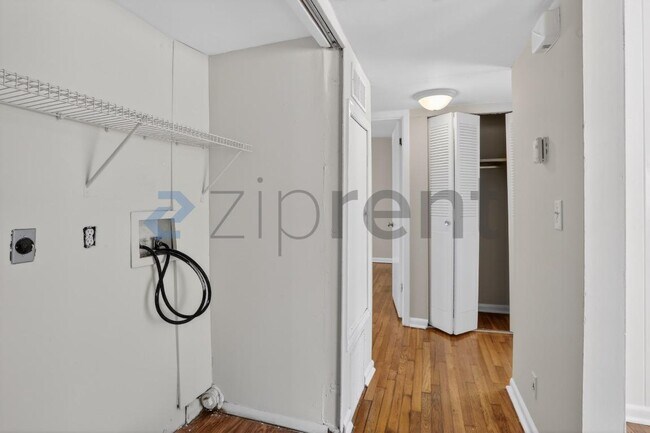 Building Photo - 463 Medlock Rd