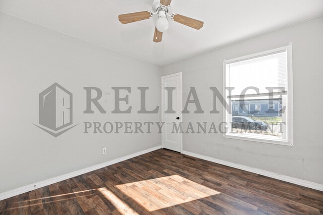 Building Photo - 1017 N Pershing St