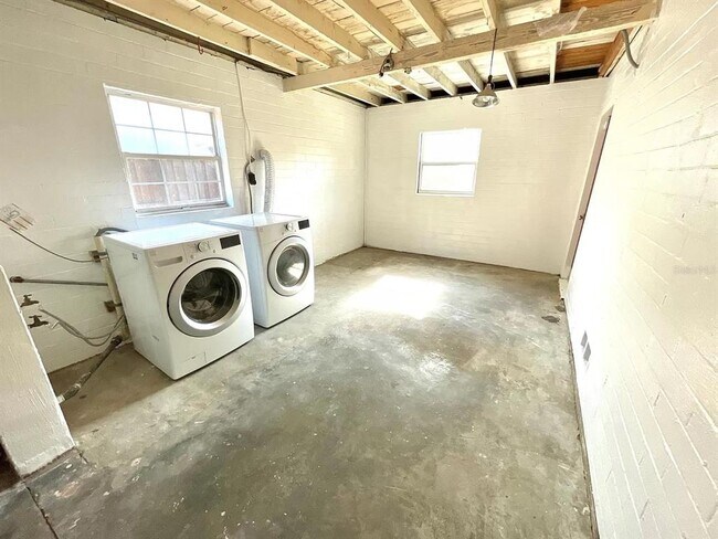 Building Photo - 626 Bryn Mawr St