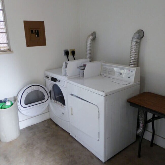 Building Photo - 1628 Azalea Dr