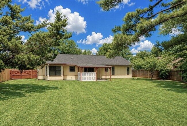 Building Photo - 603 Plantation Village Dr