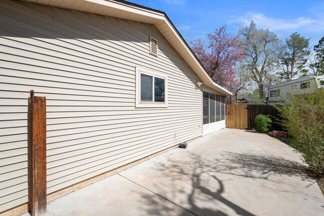 Building Photo - 4 bedroom / 2 bath / Beautifully Updated