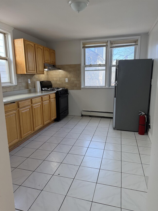 Building Photo - 54 Gates Ave